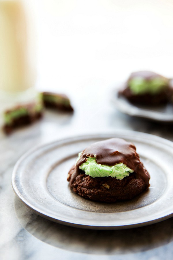 Green Mint frosting, brownie cookies, topped with chocolate drizzle